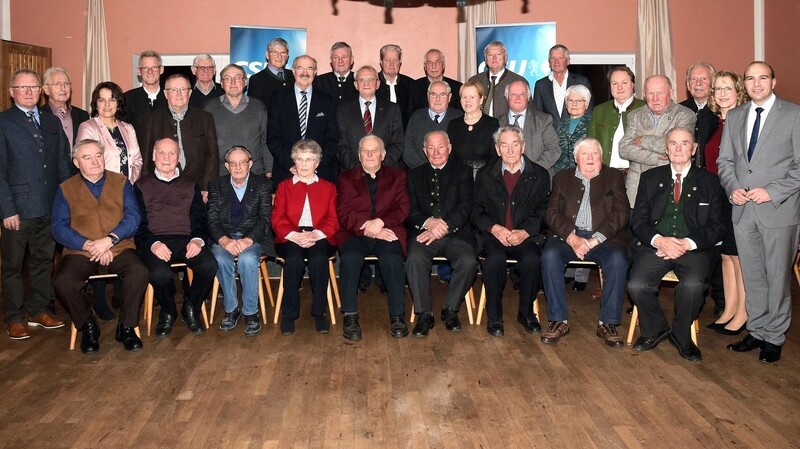 Die Geehrten für 40 bis 60 Jahre CSU-Mitgliedschaft um Kurt Neudert (zweite Reihe Mitte) mit den Ehrengästen.
