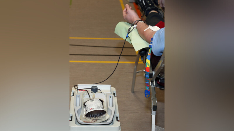 Ein kleiner Piks, der Leben retten kann. Am 1. Februar ist Blutspendetermin in Schierling.