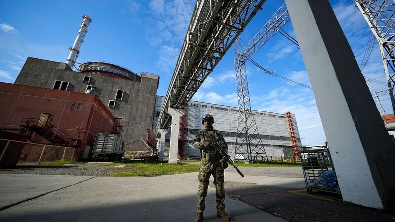 Ein russischer Soldat einen Bereich des Kernkraftwerks Saporischschja in der Ukraine.