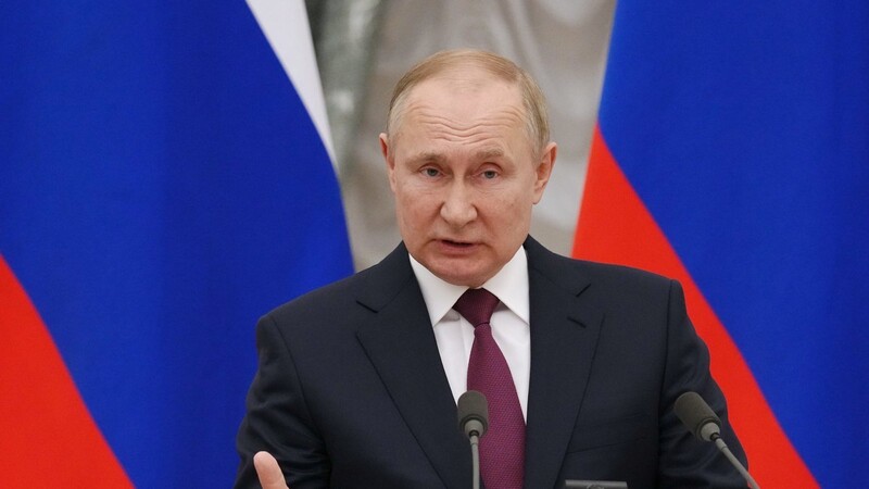 Russlands Präsident Wladimir Putin spricht auf einer gemeinsamen Pressekonferenz mit Bundeskanzler O. Scholz (SPD) nach einem mehrstündigen Vier-Augen-Gespräch im Kreml. Scholz traf den russischen Präsidenten zu Gesprächen über die Situation an der ukrainischen-russischen Grenze. Formal handelt es sich um einen Antrittsbesuch des Kanzlers.