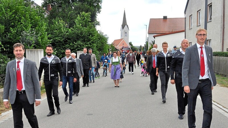 Die Vorstandschaft des TSV Herrngiersdorf mit den Ehrengästen beim Festzug.