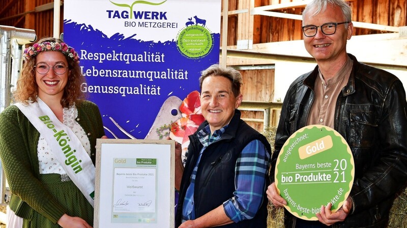 Die Repräsentantin von rund 11 000 bayerischen Biobauern übergab Urkunde und Goldmedaille an Metzgermeisterin Sieglinde Schütz (Mitte) und Geschäftsführer Reinhard Gromotka.