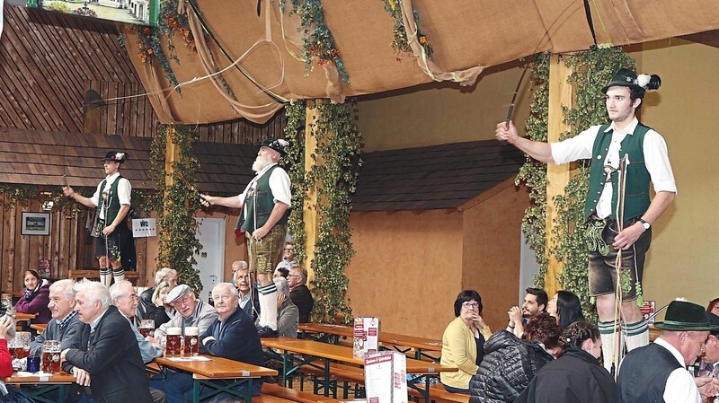 Tradition statt Saufgelage: Das Hopfenfest in Nandlstadt war friedlich und entspannt. Am Montag ging es beim Auftritt der Goaßlschnoizer noch einmal zünftig zu.