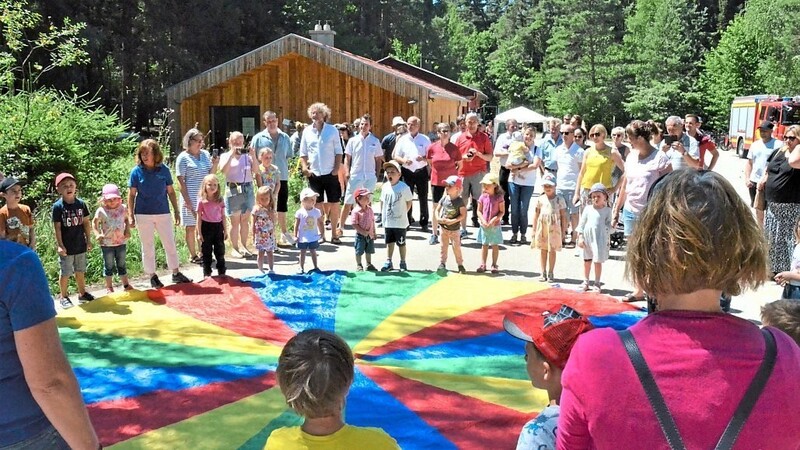 Zu Beginn der Feier singen die Kindergartenkinder "Schön ist es, im Wald zu sein".