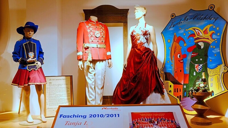 Die Roben von vier Prinzenpaaren und einige Gardekostüme sind im Modehaus Brandl zu sehen.