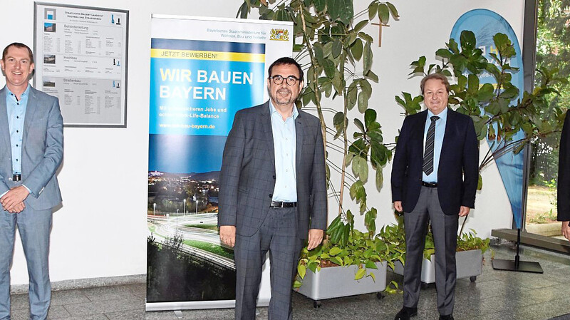 Gerhard Kriegereit (r.), Leiter des Staatlichen Bauamts Landshut, und sein Stellvertreter Robert Bayerstorfer (l.) begrüßten zusammen mit dem Landtagsabgeordneten Helmut Radlmeier den Bayerischen Staatssekretär für Wohnen, Bau und Verkehr, Klaus Holetschek (2.v.l.), im Staatlichen Bauamt.