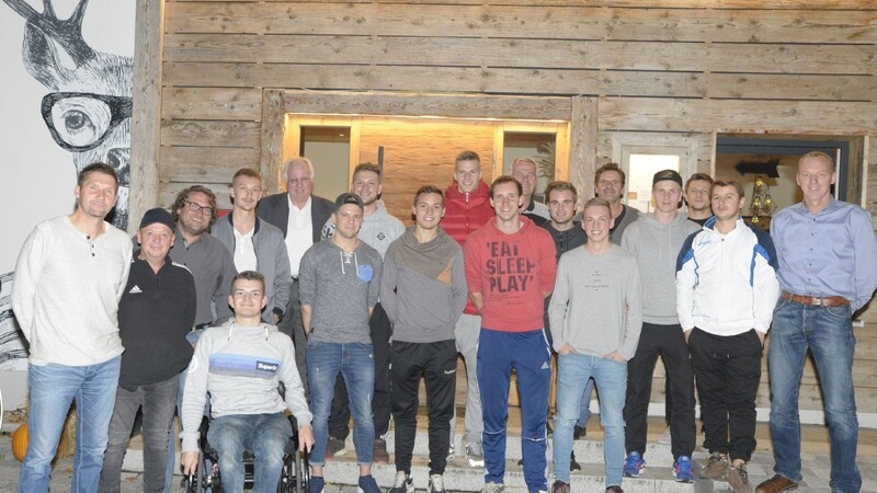 Die Kicker der SpVgg Hankofen haben sich am Donnerstag mit Rollstuhltischtennis-Europameister Tom Schmidberger getroffen.