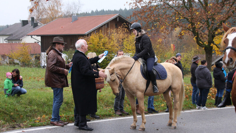 Lanrat Heinrich Trapp und Bürgermeister Rolf-Peter Holzleitner, halfen beim Verteilen der Erinnerungsschleifen an die Reiter.