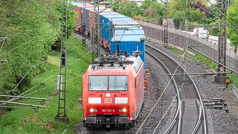 Ein Güterzug im Landkreis Neumarkt. Die Elektrifizierung bedeute auch, dass die Zahl der Güterzüge steigen werde, kündigten Verantwortliche des Bundes und der bayerischen Staatsregierung an.