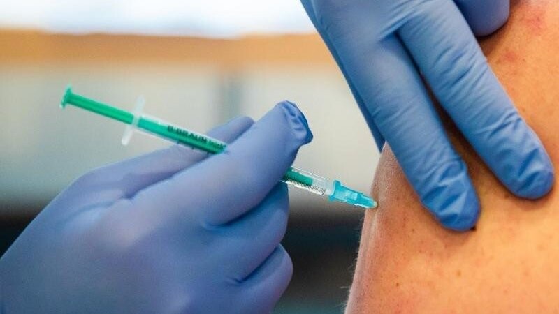 Die Bundesregierung verschiebt ihr Ziel für die Impfquote.