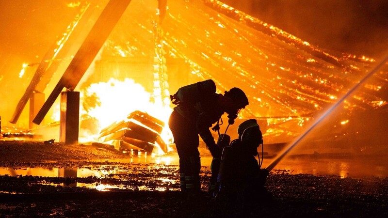 Eine Lagerhalle in Kleegarten im Landkreis Dingolfing-Landau brannte am Montagabend nieder.