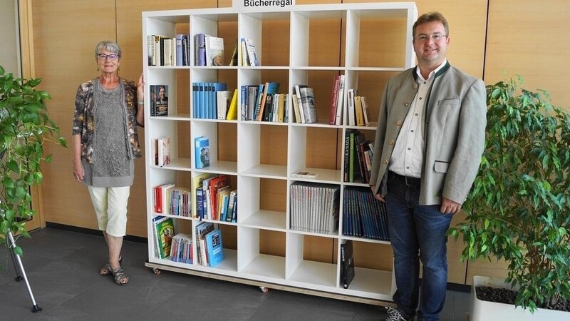 Gabriele Vielsmaier und Bürgermeister Stefan Baumgartner eröffneten am Dienstag das "offene Bücherregal", das im Eingangsbereich des Bürgerhauses seinen Platz gefunden hat.