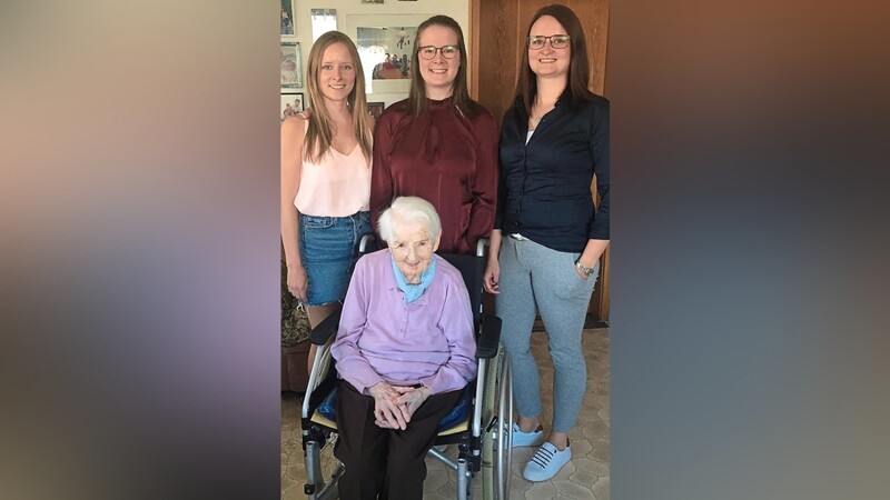 Anastasia Nagl mit ihren Enkelkindern Martina (von links), Michaela und Lisa, die mit im Haushalt leben und ihre Oma versorgen.