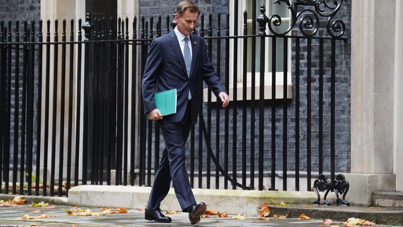 Jeremy Hunt verlässt die Downing Street 11. Sein Finanzplan war lange erwartet worden.