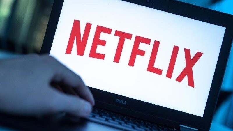 Das Logo des Video-Streamingdienstes Netflix erscheint auf dem Display eines Laptops.