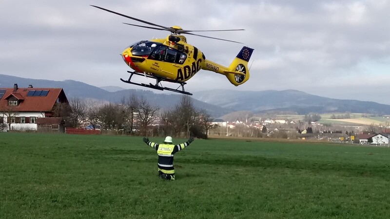 Für den schwerverletzten älteren Beifahrer wurde ein Hubschrauber angefordert.