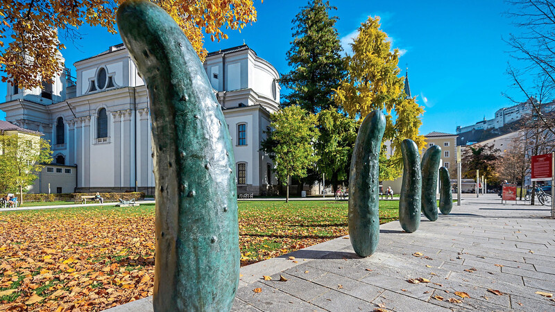 Teil des Skulpturen-Parcours am "Walk of Modern Art Salzburg": Erwin Wurm verzierte den Furtwänglerpark mit Riesengurken.