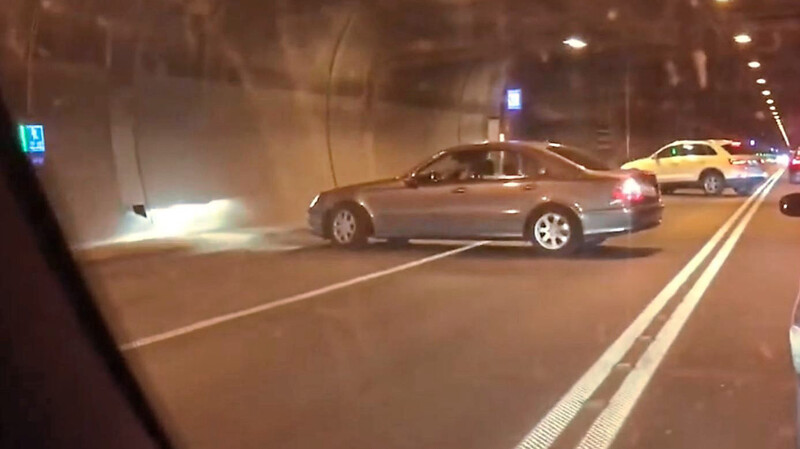 Im Video ist zu sehen, wie Autos im Tunnel wenden.