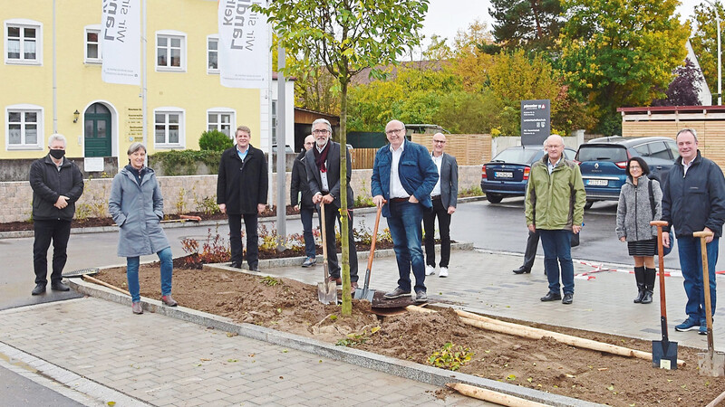 Mit der Pflanzung einer Hopfenbuche wurde kürzlich der Parkplatz offiziell von Landrat Martin Neumeyer (Mitte) eröffnet und den Nutzern übergeben. Links Kreisfachberater Franz Nadler.