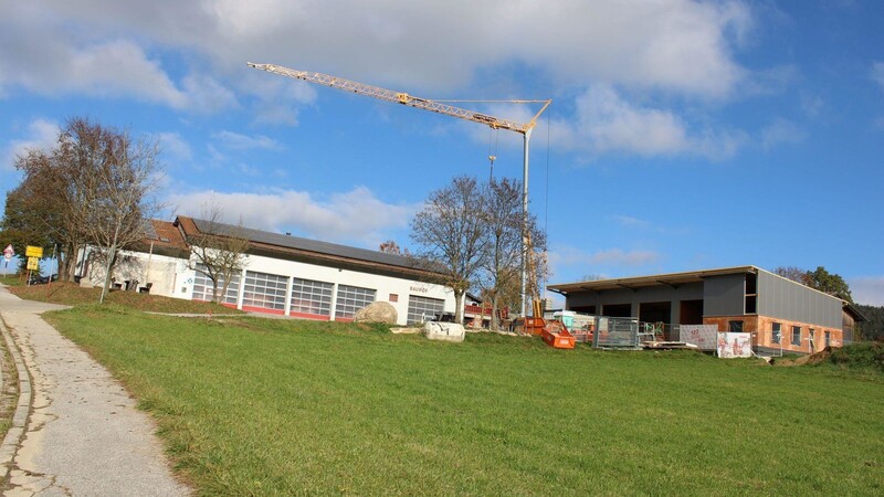 An der neuen Bauhofhalle (r.) neben dem Feuerwehrhaus wird fleißig gebaut, dann die soll im Frühjahr bereits bezugsfertig sein.