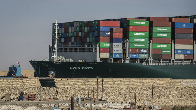 Die "Ever Given" schwimmt im Suezkanal, nachdem sie wieder vollständig freigelegt worden war.