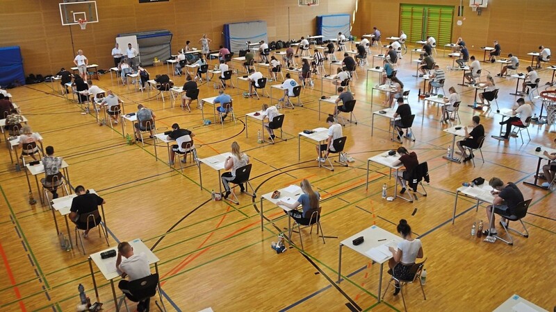 Exakt 90 Realschüler schwitzten gestern in der Turnhalle über ihren Deutsch-Prüfungen.