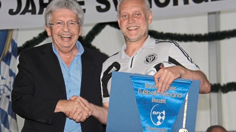 Abteilungsleiter Anton Hobmaier durfte beim 50-jährigen Jubiläum von Ludwig Schmidt vom Bayerischen Fußballverband eine Urkunde, den Wimpel des Bayerischen Fußballverbands und einen Fußball in Empfang nehmen.
