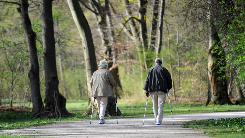 Senioren walken im Englischen Garten in München. Ihre Lebenserwartung ist höher als die der Menschen in Ostbayern.