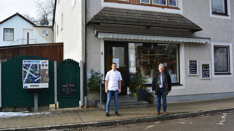 Die traditionsreiche Bäckerei Wagner; links der neue Bäckermeister, Thomas Günther aus Mauern, rechts Bürgermeister Anton Geier.