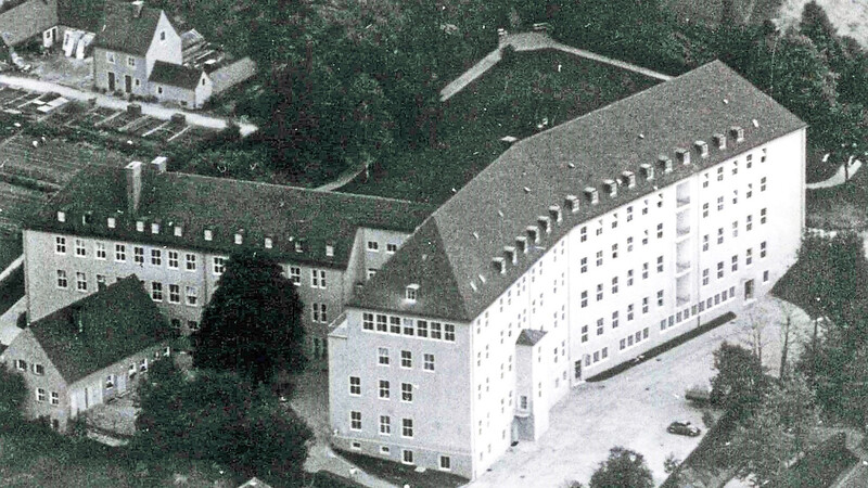 Der Bau oberhalb der Veldener Straße im Jahr 1956 - damals das Krankenhaus.