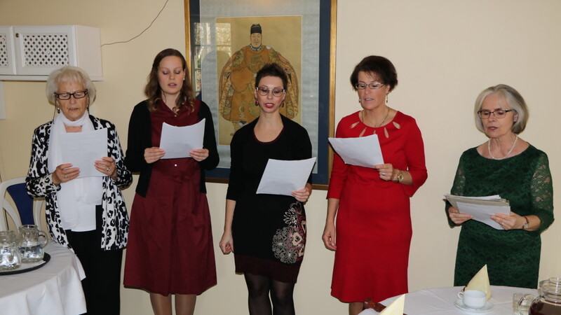 Das Quintett mit Luise Pickelmann, Theresa Hager, Teresa Zemmler, Ruth Hager und Karin Zemmler (v.l.) sang Weihnachtslieder bei der Patientenweihnachtsfeier im Speiseraum.