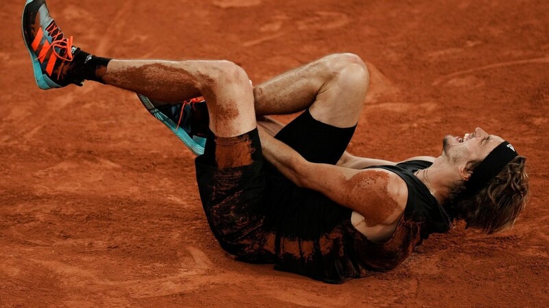 Alexander Zverev verrenkt sich vor Schmerzen, nachdem er sich während des Spiels den rechten Knöchel verdreht hat.