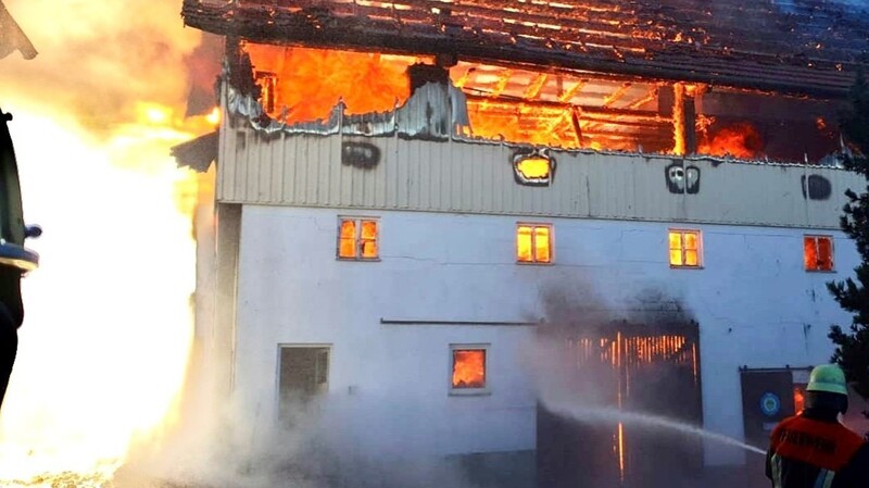 Eine Hopfentrocknungsanlage ist in Nandlstadt in Brand geraten. 200 Feuerwehrleute waren im Einsatz.  Foto: Feuerwehr