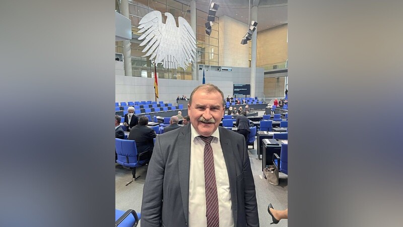 Max Straubinger (hier bei der konstituierenden Sitzung im Plenarsaal) gehört zu den dienstältesten Volksvertretern im neuen Bundestag.