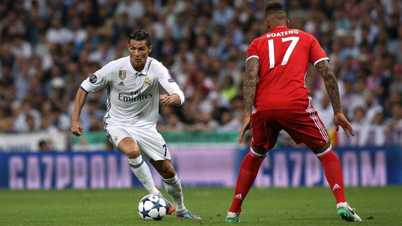 Jérôme Boateng im Zweikampf mit Cristiano Ronaldo, damals noch im Trikot von Real Madrid.