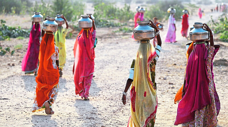 Frauen in der indischen Wüste Thar auf dem Weg zum Wasserbrunnen