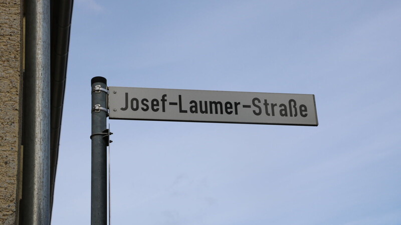 In Straubing gibt es eine Josef-Laumer-Straße. Der Landrat ist schon oft darauf angesprochen worden.  Foto: Patrizia Burgmayer