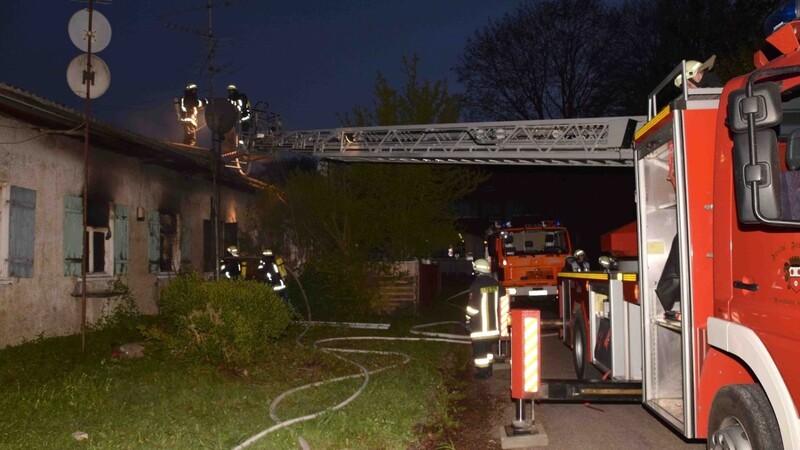 Zimmerbrand am Sonntagabend in der Schlesierstraße in Moosburg. Fünf Bewohner wurden dabei leicht verletzt.