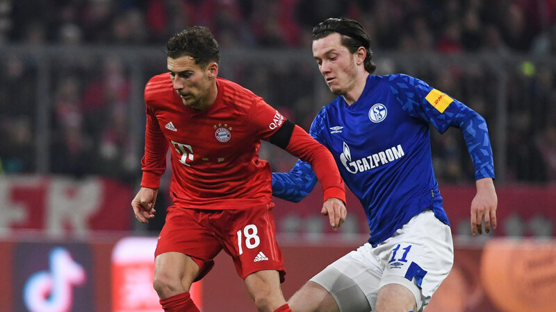 Bayerns Leon Goretzka (links) trifft zum 3:0 gegen Schalke.