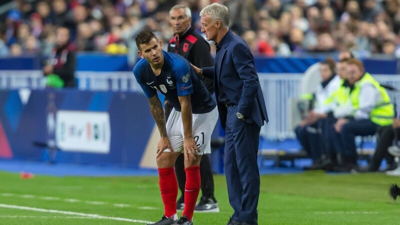 Ob Frankreichs Nationaltrainer Didier Deschamps (rechts) Bayern-Profi Lucas Hernández im Spiel gegen die Türkei bringt?