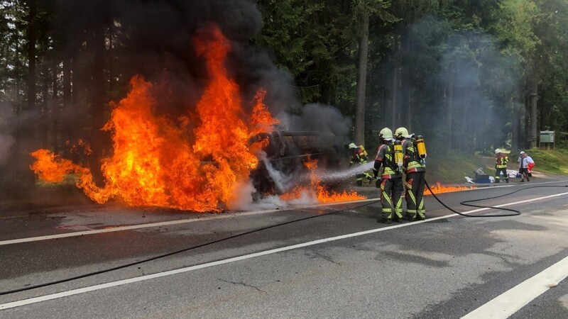 In Tanneck ist am Freitag ein Kühl-Kleintransporter ausgebrannt.