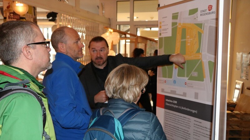 Mitarbeiter des Stadtplanungsamtes Regensburg im Gespräch mit interessierten Bürgern zum Thema provisorischer Busbahnhof.