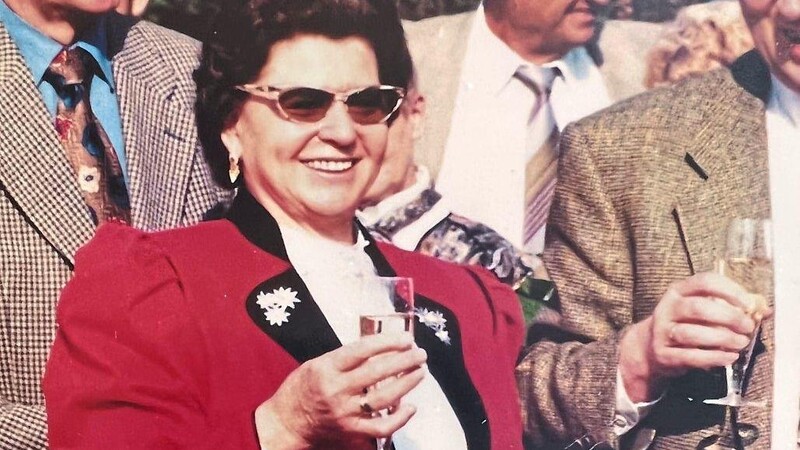 Anlässlich der Jahrestagung der Deutsche Dahlien-Fuchsien-und Gladiolen-Gesellschaft 1996 wurde eine Dahlie auf den Namen von Irmgard Muth getauft.