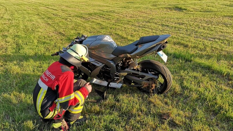 Ein Mitglied der Moosbacher Wehr inspiziert das Motorrad des Gestürzten. Schaden: rund 3.000 Euro.