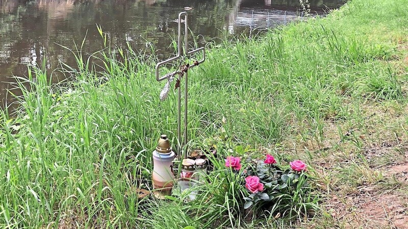 Ein Kreuz am Ufer des Flutkanals in Weiden erinnert an den Tod von Moritz G. im September 2020.