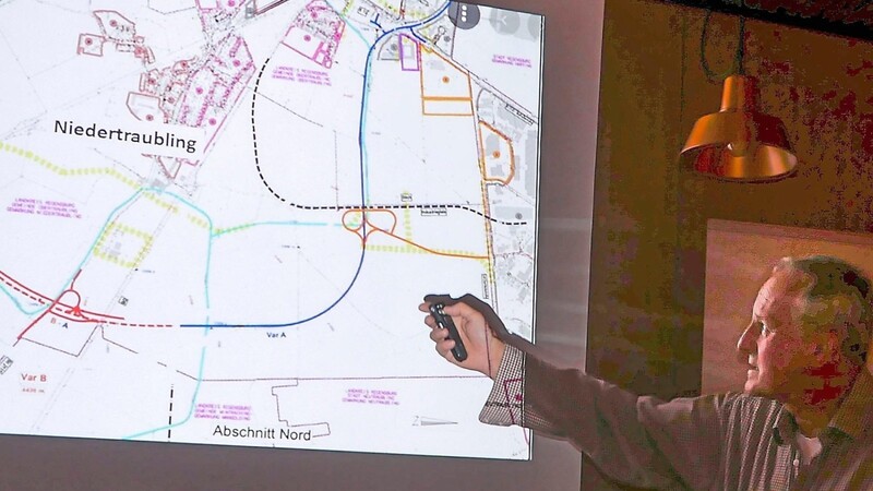 Initiator Wolfgang Bauer zeigt in seinem Vortrag den geplanten Verlauf der Umgehungsstraße.
