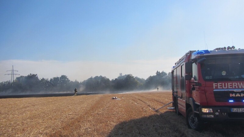 Die Feuerwehr hat am Mittwoch den Brand auf einem abgeernteten Getreidefeld bei Regensburg gelöscht.