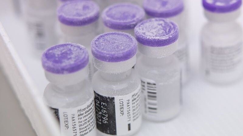 Ampullen des Corona-Impfstoffs von Biontech und Pfizer stehen gekühlt im Universitätsklinikum Tübingen. Die Bundesländer sollen eine neue Lieferung des Corona-Impfstoffs von Biontech erhalten.