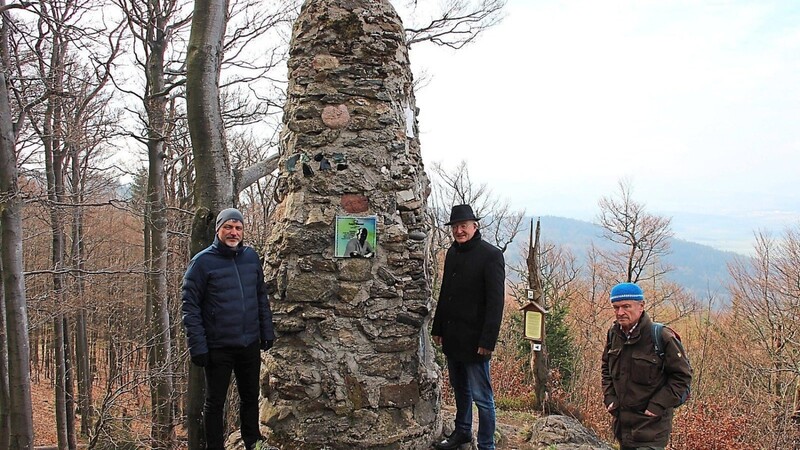 Die Bürgermeister Sandro Bauer und Markus Ackermann zusammen mit Franz Thurner (von links) am Leuchtturm der Menschlichkeit mit der Gedenktafel für Ralph Wenzel.