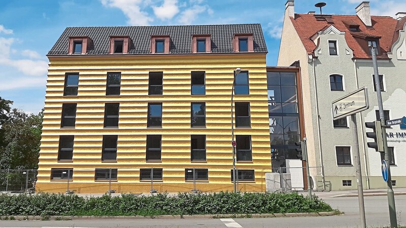 Mit seinem neuen "Goldenen Haus" in der Inneren Münchener Straße bietet Malermeister Franz Rebl erneut Zündstoff für Diskussionen.